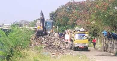 Lurah Dadap H. Saduni.S.sos Lakukan Monitoring Pengerukan Sampah di Bantaran Kali Dadap.
