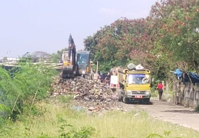Lurah Dadap H. Saduni.S.sos Lakukan Monitoring Pengerukan Sampah di Bantaran Kali Dadap.